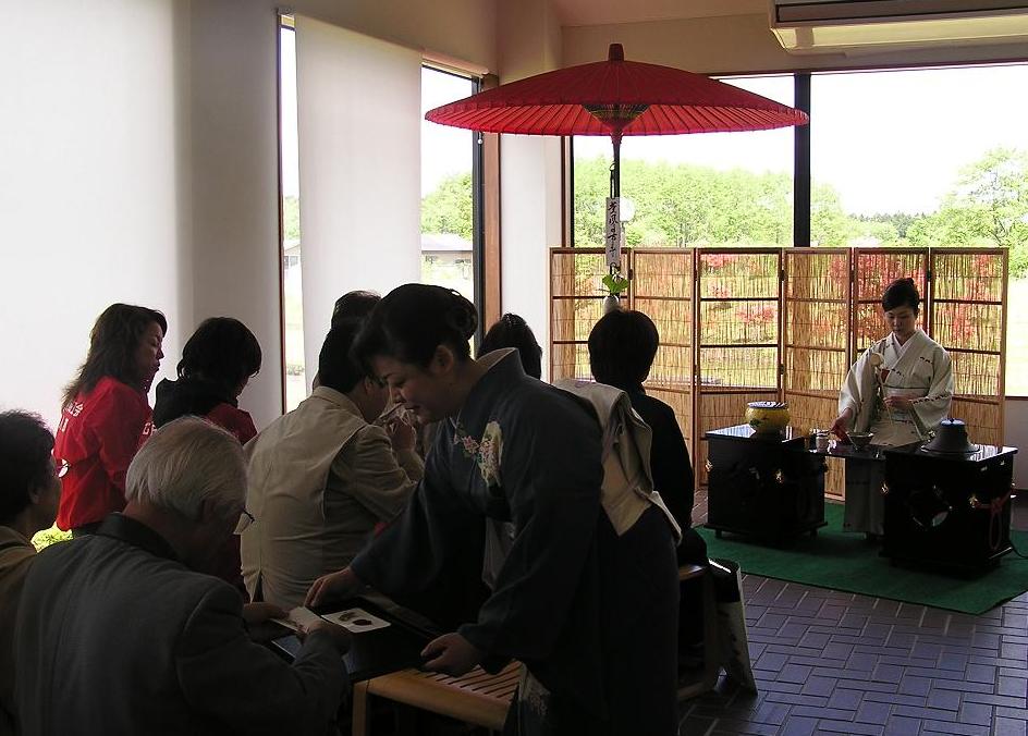 こちらの写真は2年前のお呈茶風景。「茶道裏千家七戸会」の皆様には心豊かなひとときをご提供いただきました