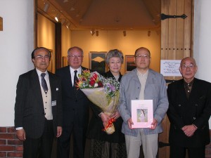 「桜･富士山展」5,000人目となった杉山様(中央)