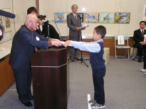 当財団の理事長・青山浄晃より賞状と副賞が授与されます